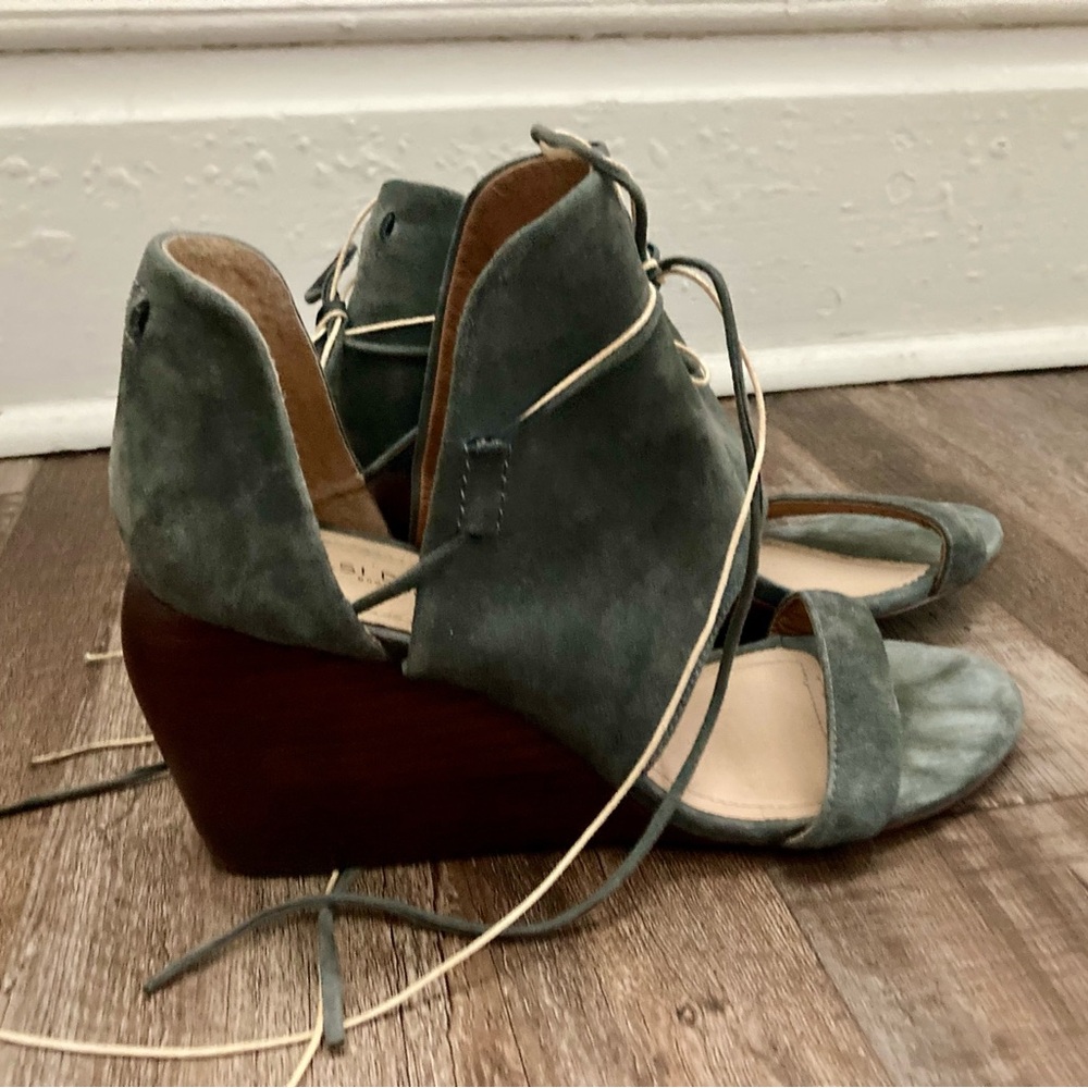 Kelsie Dagger Blue Suede Open Toe Wedge Sandel size 8.5.